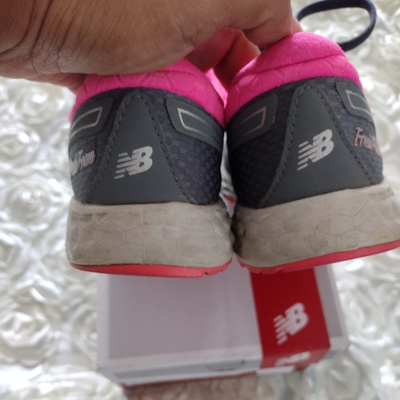 New balance tennis shoes - Picture 6 of 7